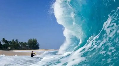 بحر مضطرب و السباحة ممنوعة في هذه الشواطيء