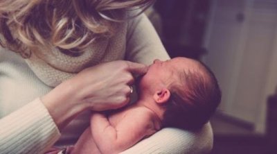 عطلة الأمومة والأبوة : البرلمان يناقش إجراءات جديدة 