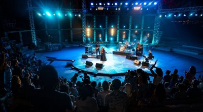 بدوين برجر و تانيا صالح تضيئان مسرح الحمامات الدولي