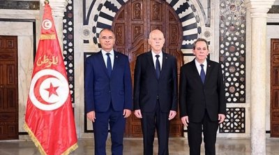 رئيس الجمهورية يشرف على موكب تسلم رئيس الحكومة الجديد لمهامه