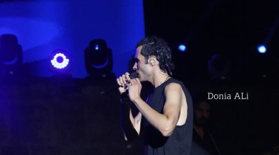 الجمهور يغنى بحماس مع فريق كايروكى فى حفله بمسرح قرطاج 