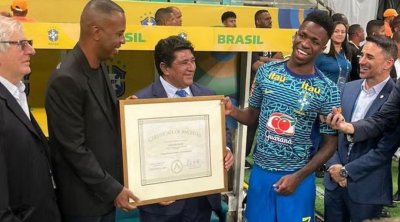 مفاجأة : البرازيل ضد أوروجواي.. سر أصول فينيسيوس الكاميرونية في وثيقة رسمية