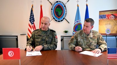 تعزيز التعاون الدفاعي بين الولايات المتحدة الأمريكية و تونس 