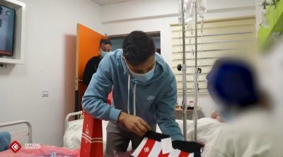 لاعبو النادي الإفريقي في قسم الأطفال بمستشفى عزيزة عثمانة (فيديو)