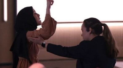 فتاة مغربية تفضح تورّط مايكروسوفت في حرب الإبادة (فيجيو)