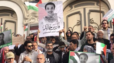 طلبة تونس يهتفون لفلسطين ويودّعون الطالب فارس خالد