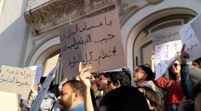 وقفة تضامنية في تونس العاصمة مع عائلات تلاميذ حادثة المزونة (فيديو)