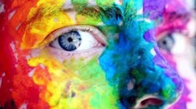 Ni vert, ni jaune : les couleurs portées par les personnes les plus intelligentes, selon les psychologues