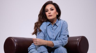 Hend Sabry adopte le total look denim avec élégance et audace