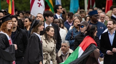 طلاب من جامعة براون الأمريكية يرفعون الأعلام الفلسطينية بحفل التخرج