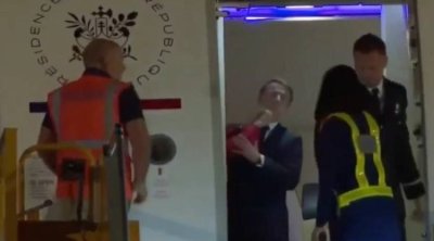ماكرون يتلقى صفعة من زوجته على المباشر (فيديو)