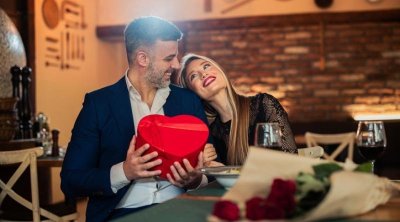 دراسة : الرجال يقعون في الحب أسرع من النساء