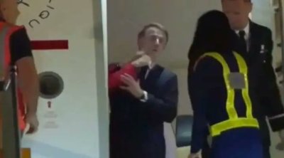 A son arrivée au Vietnam, Macron reçoit ''un coup'' sur le visage 