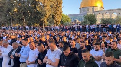 عشرات آلاف يقيمون صلاة العيد بالمسجد الأقصى وسط قيود إسرائيلية