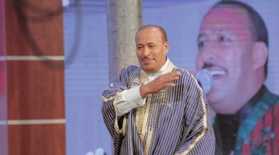 موجة استياء في عقارب بعد صعود فنان تونسي مطبّع في مهرجان الفروسية