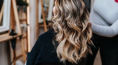 Comment réussir vos mèches blondes à la maison : les conseils d’un coloriste