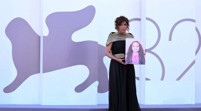 كوثر بن هنية تهدي الأسد الفضي للهلال الأحمر الفلسطيني 