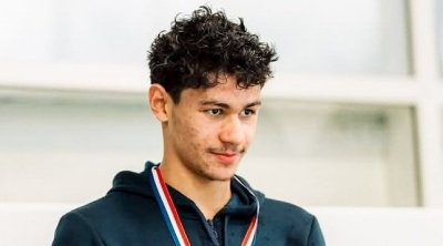 جدل واسع حول مساعي تجنيس السباح التونسي الشاب رامي الرحموني
