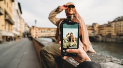 جيل Z يبتكر أساليب حديثة لإجراء المكالمات… الهاتف على الأذن أصبح نادراً