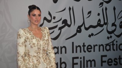 بالصور : درة زروق تخطف الأنظار بإطلالة جزائرية