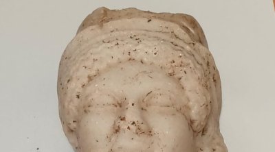 العثور على قناع أثري من المرمر بقرطاج يعود إلى حقبة ما قبل الميلاد