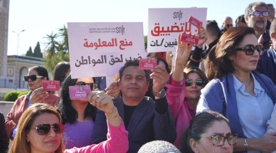 رابطة حقوق الإنسان تندد بمحاولات إخضاع الصحافة التونسية وتكميم الأصوات الحرة