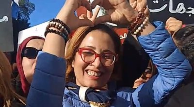 تونس : إيقاف شيماء عيسى من وسط المسيرة 