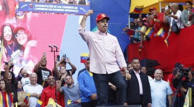 راقصا أمام أنصاره : مادورو يمد غصن زيتون لواشنطن