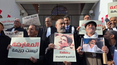 بالصور : محامو قفصة ينفذون وقفة تضامن مع العياشي الهمامي