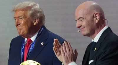 ترامب يفوز بالنسخة الأولى لجائزة فيفا للسلام (صور)