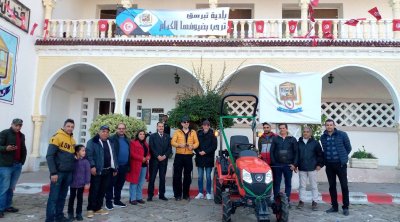 الفنان شمس الدين باشا يدعم بلدية تبرسق بجرّار (فيديو)