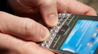 الرسائل النصية: قرب دائم… لكن بشروط