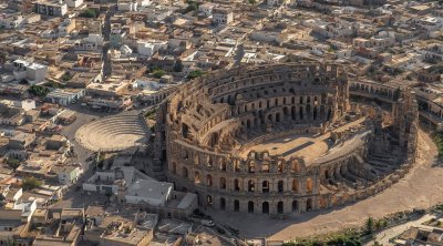 قصر الجم: البنايات تقترب من المسرح التاريخي ونداء عاجل للسلطات