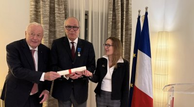 بالصور : الهاشمي الوزير يتحصل على وسام الإستحقاق الوطني الفرنسي