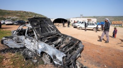 مستوطنون يهاجمون منازل فلسطينية ويحرقون مركبتين جنوبي الضفة