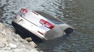 منوبة: وفاة رجل وإنقاذ اثنين بعد سقوط سيارة في قنال مياه الشمال