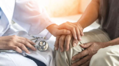 Alzheimer : les spécialistes appellent à renforcer la prise en charge en centres spécialisés