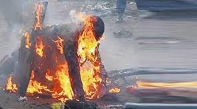 شاب يضرم النار في جسده امام المعهد الثانوي بالمنيهلة