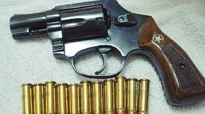 ايقاف جزائري بحوزته مسدس و 98 رصاصة خلال دخوله الى تونس 