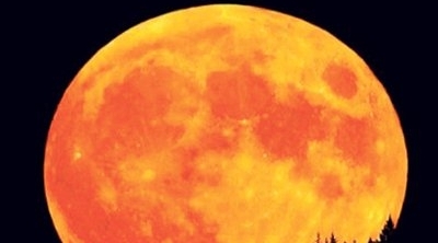 ظاهرة فلكية نادرة : القمر يقترب من الارض