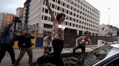 بروكسال : ناشطات في فيمن يتعرين امام علي العريض 