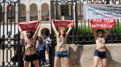 ترحيل ناشطات فيمن عبر مطار تونس قرطاج في اتجاه فرنسا 