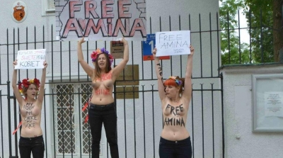 3 ناشطات في فيمن يتعرين أمام سفارة تونس في بولندا