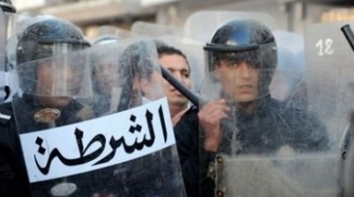 العثور على ازياء امنية واجهزة اتصالية خلف مقبرة بمنوبة