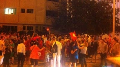  تونسيون يحتفلون بعزل مرسي امام سفارة مصر بتونس 