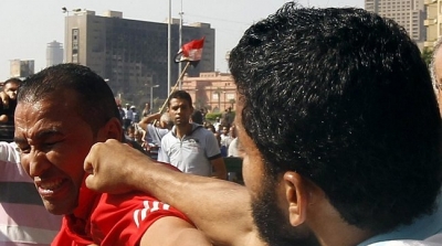 مقتل 10 أشخاص في اشتباكات بين مؤيدي مرسي و معارضيه 