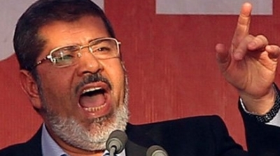 الجيش المصري يحتجز مرسي والرئيس الجديد يدلي باليمين الدستورية اليوم