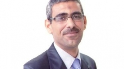 نائب من حركة النهضة يرفع صورة محمد مرسي خلال الجلسة العامة