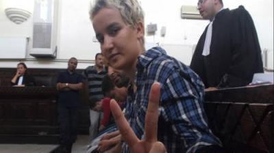 أمينة السبوعي ترفع علامة النصر في المحكمة