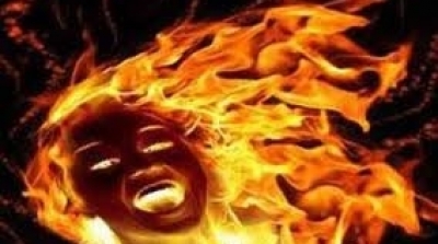 فتاة تضرم النار في جسدها في الطريق العام بالحمامات